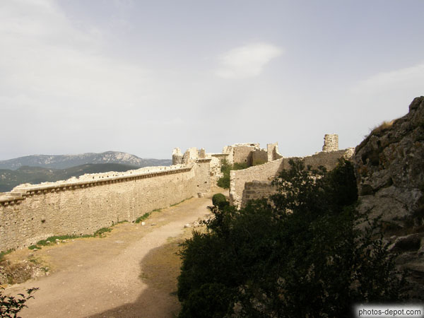 photo de muraille le long de la falaise