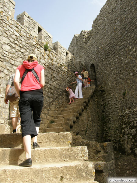 photo d'escalier montant au donjon primitif