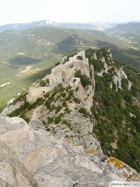 photo de Vue des 300 m de remparts, chapelle et du chateau primitif du comte de Besalu dominant les Corbières