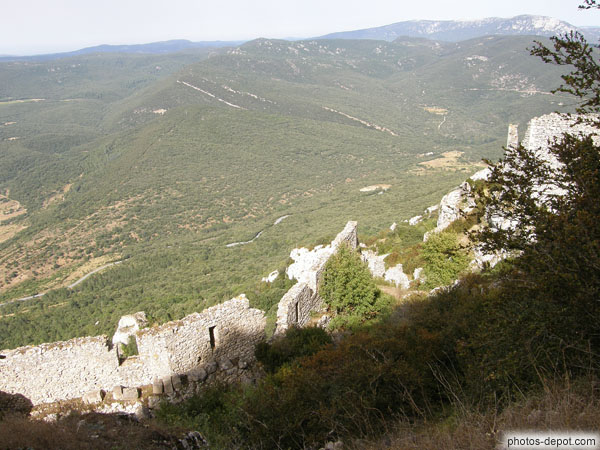photo de remparts du chateau au dessus de la vallée