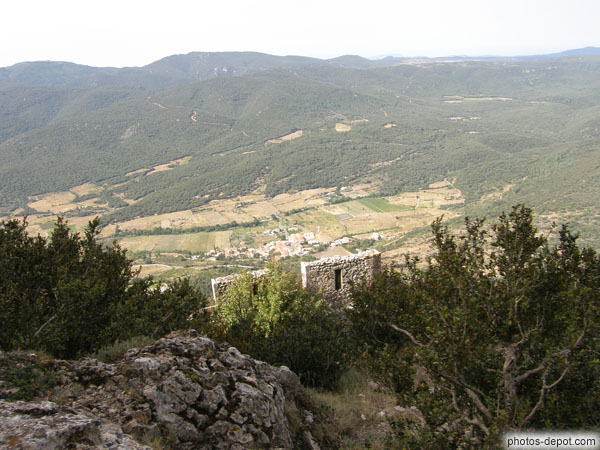 photo de champs et forêts dans la vallée vus du chateau
