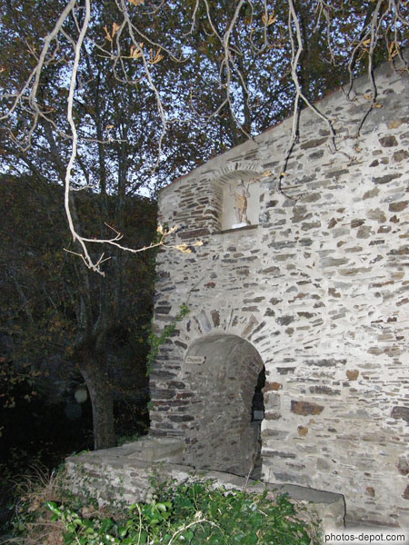 photo de St Jean Baptiste au dessus du passage menant à la chapelle de l'ermitage