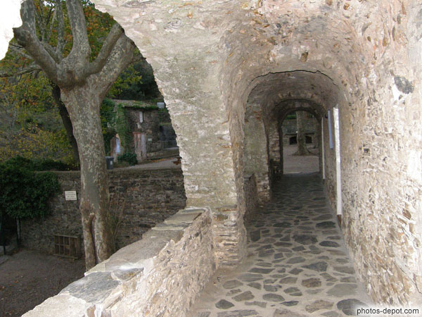 photo de passage menant vers l'ermitage