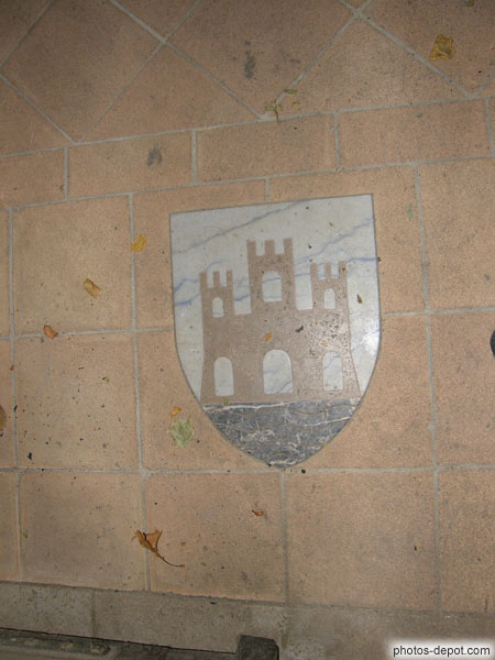 photo de écusson du chateau de collioure sur une dalle du sol de la chapelle