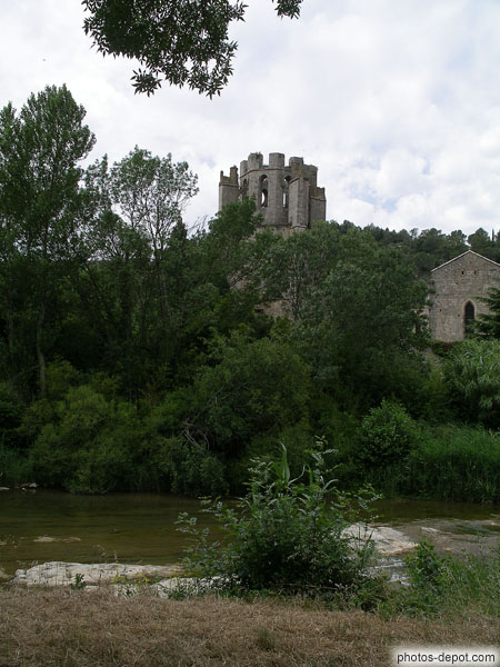 photo de tour pré-romane de l'Abbaye Ste Marie d'Orbieu