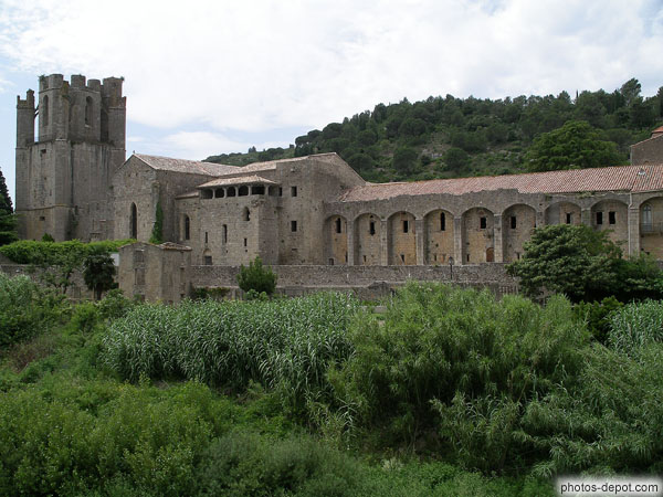 photo de dans la végétation, Abbaye Ste Marie d'Orbieu
