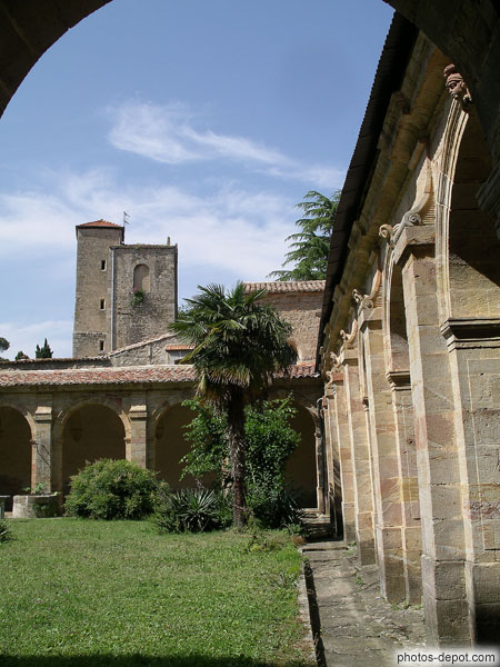 photo de tour de l'abbaye vue du cloître