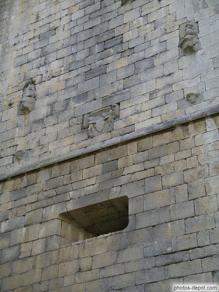 photo de pierres sculptées, mur de la tour romane