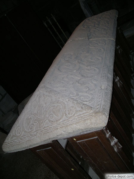 photo de couvercle de pierre de sarcophage