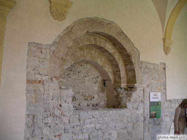 photo d'ancien portail roman de la salle capitulaire, maître de Cabestany