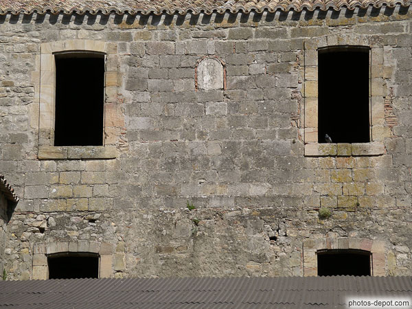 photo de murs et fenêtres, cloître de l'Abbaye