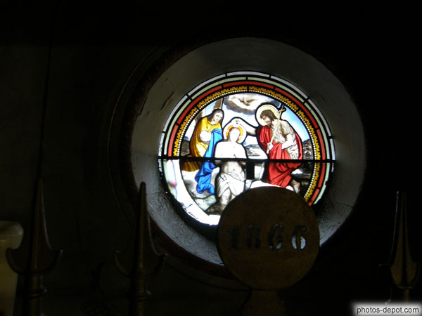 photo de baptème de Jésus par St Jean Baptiste, vitrail église d'Odeillo