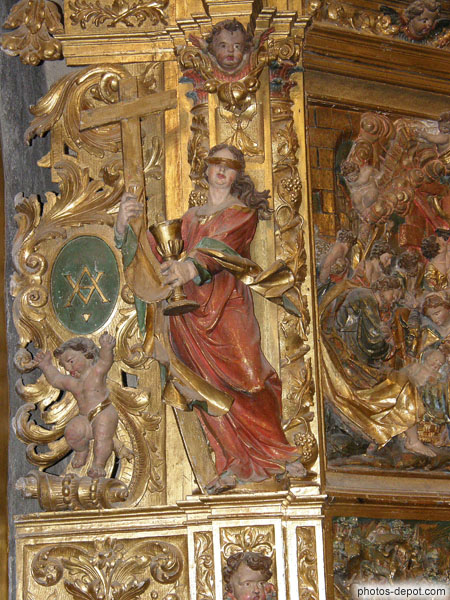 photo de femme yeux bandés verse dans une coupe