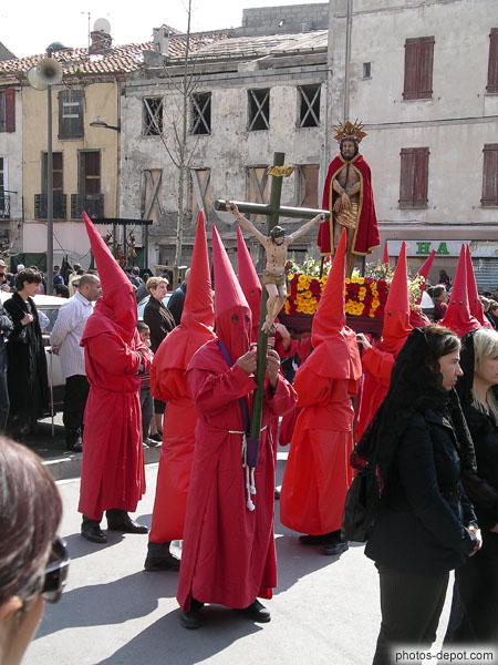 photo de membres de la confrérie cagoulés, accompagnant originalement les détenus, Procession de la Sanch