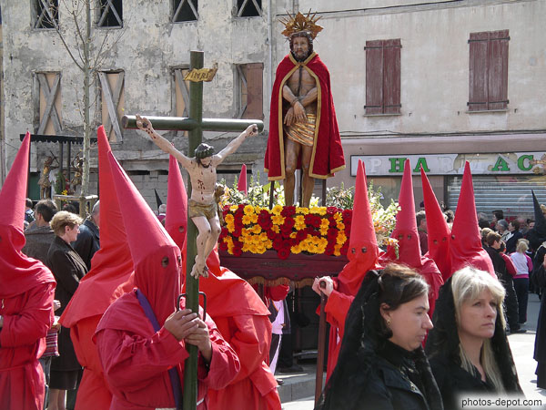 photo d'hommes cagoulés de rouge, femmes en noir, procession de la Sanch