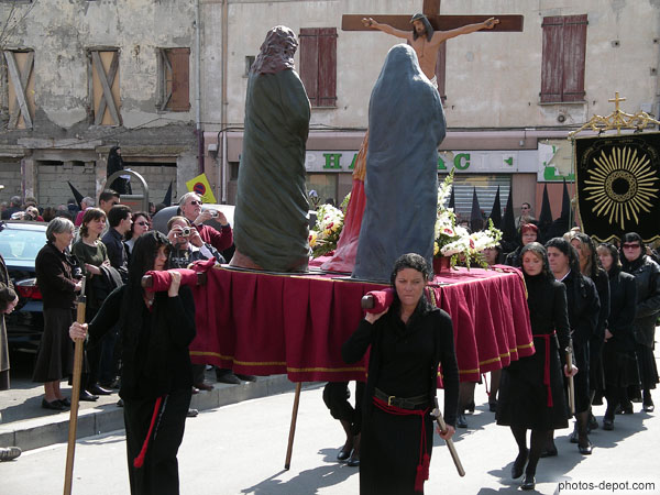 photo de femmes portant les lourdes statues représentant des scènes de la passion, Procession de la Sanch