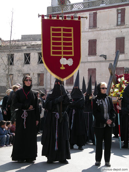 Hommes et femmes de la confrérie, blason, Procession de la Sanch