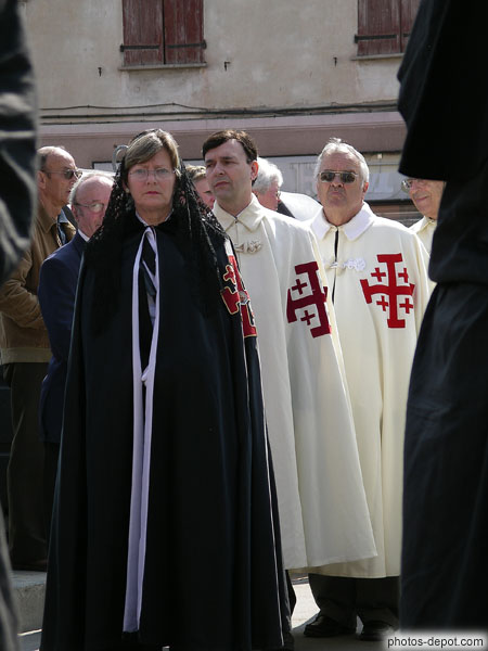 photo d'hommes et femme en manteaux aux croix rouges potencées, Procession de la Sanch