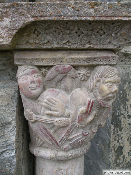 photo de détail chapiteau colonne en marbre rose du portail