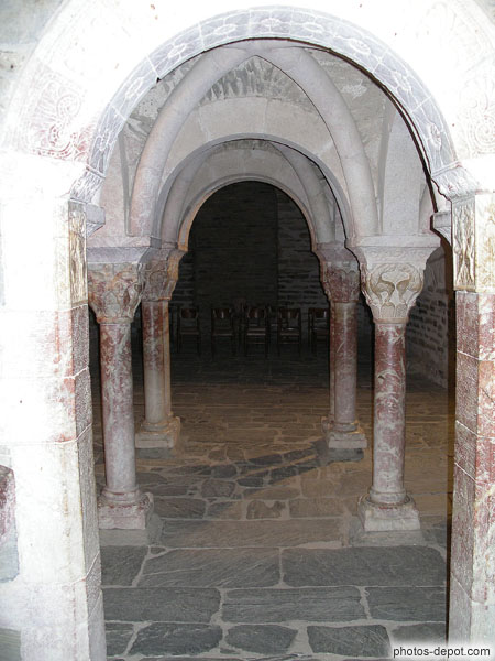 photo de voûtes d'arêtes de schiste reposant sur des colonnes en marbre, jumelées au fond, et des pilastres