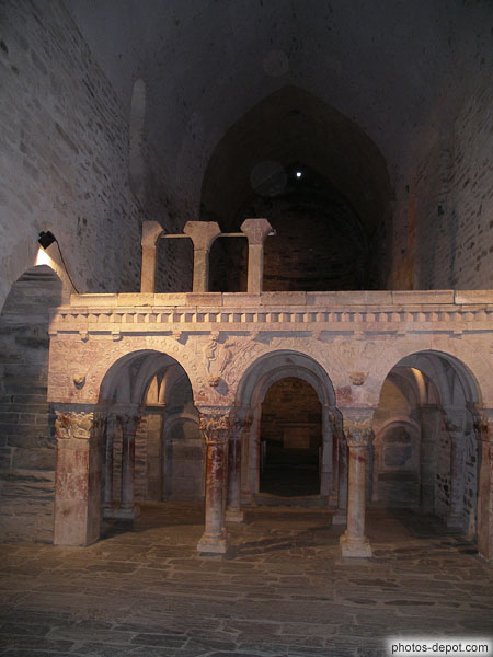 photo de Tribune de schiste sculpté supporté d'une voute aux colonnes de marbre rose