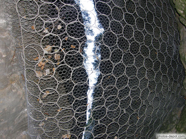 photo de filets de protection tendus au dessus de la gorge étroite