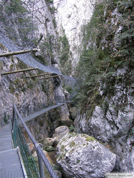 photo de passerelle et filets de protection