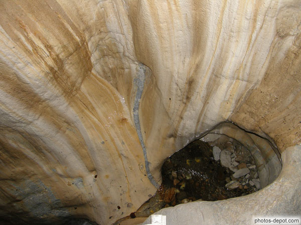 photo de bassin creusé dans la roche