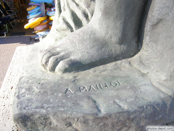 photo de pied de la statue de Maillol