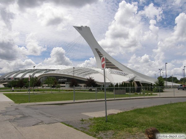 photo de tour penchée aux cables tenant le toit de toile du stade de Montréal devant le biodôme