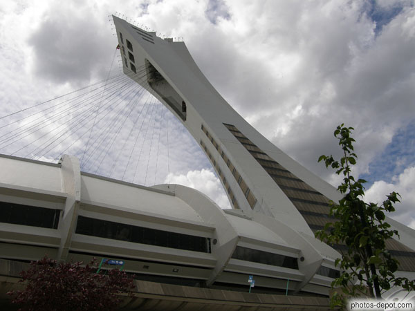 photo de tour penchée du stade olympique abritant la toiture en toile une fois relevée