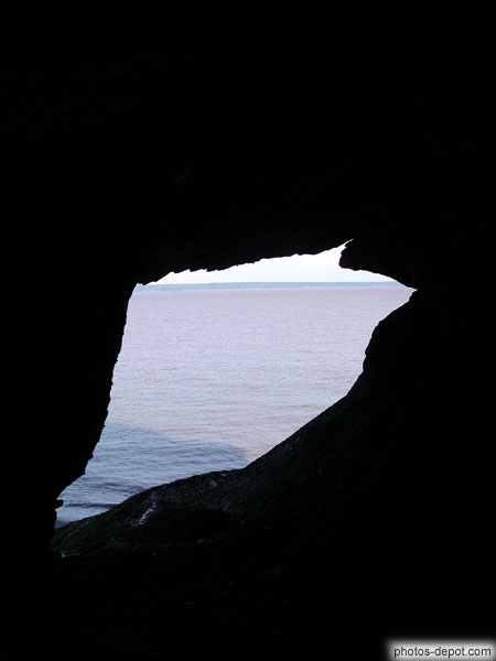 photo de La mer à travers une infractuosité dans le rocher