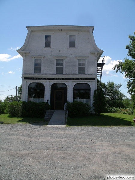 photo d'Old Bank of NB, vieille banque en bois en pleine campagne