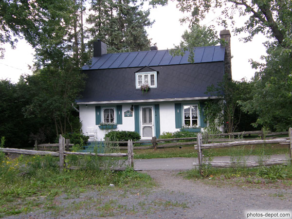 photo de Petite maison et barrière de bois