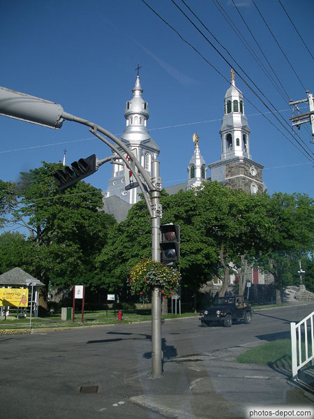photo de église de trois pistoles et feux rouges