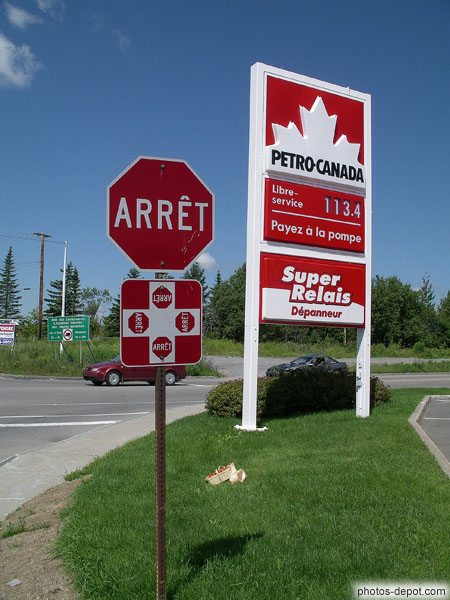 photo de Panneaux arrêt à chaque carrefour comme indiqué et station Petro-Canada