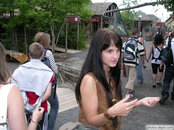 Jeune fille indienne en costume