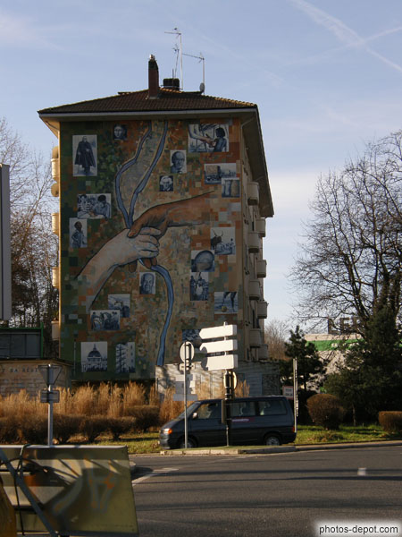 photo de mur de maison peinte, poignée de mains