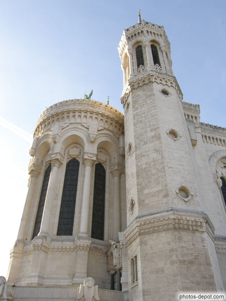 photo de tours de la basilique
