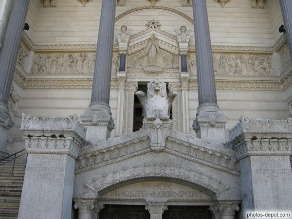 photo de Portail d'entrée de la basilique
