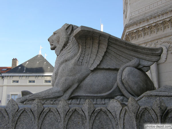 photo de Lyon ailé gardant l'entrée de la basilique