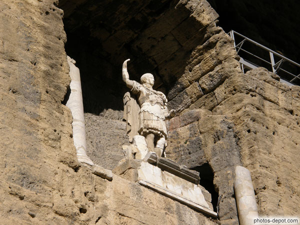 photo de Cesar Auguste tronant au centre du mur de scène du théatre