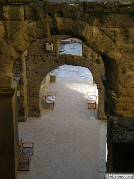 photo d'arches de pierres et bancs