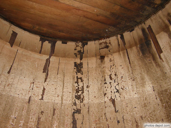 photo de dépot de tanin à l'intérieur d'un tonneau, Caves Byrrh