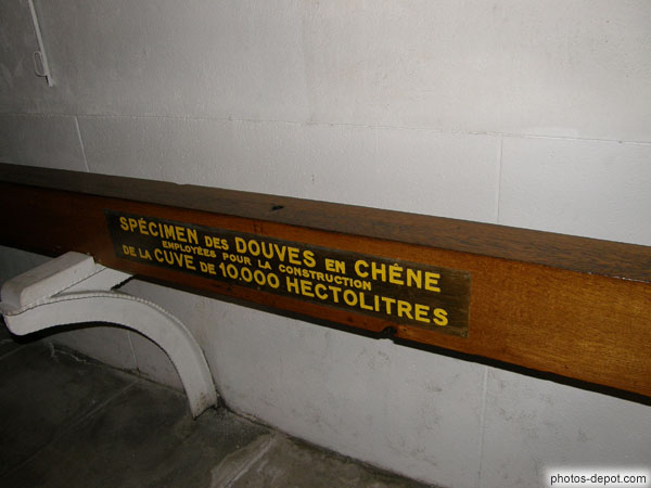 photo de Spéciment des douves en chêne utilisés pour contruire les tonneaux, Caves Byrrh