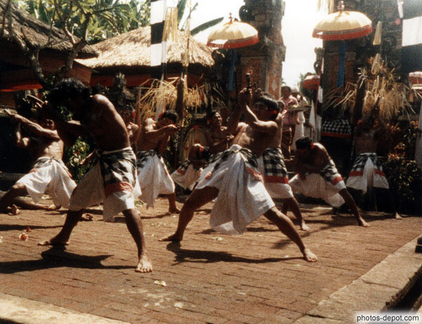 photo de danseurs indiens en sari