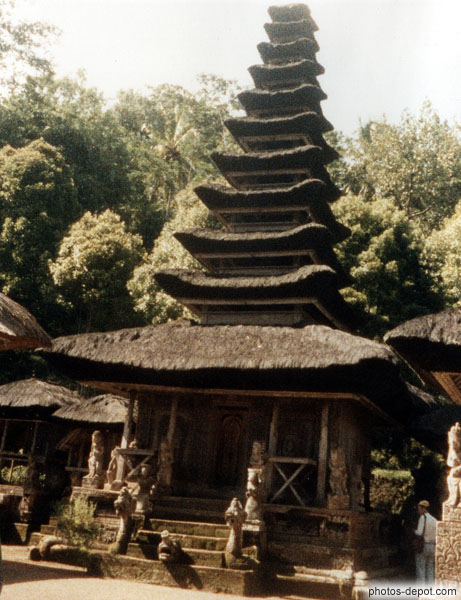 photo de temple au toit à étages