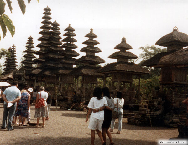 photo de mini-temples pour offrandes aux toits à étages en chaume
