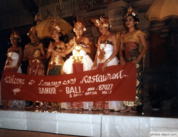Welcome to Lonongsari restaurant danseuses en costume