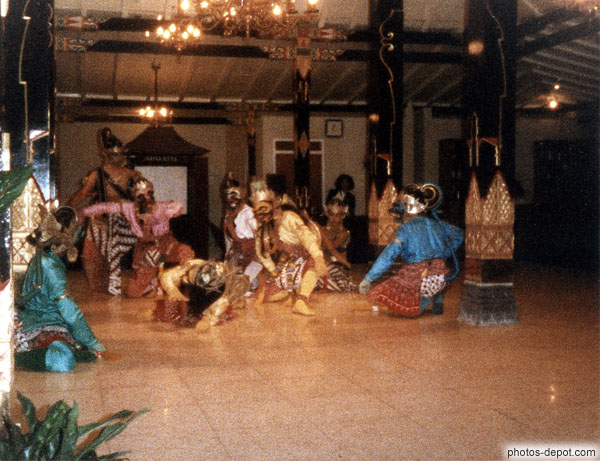 Danses costumes et masques